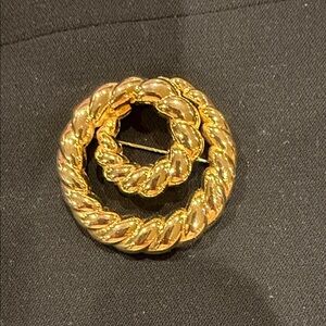 Edwin Pearl Elegant Gold-Tone Twisted Rope Brooch